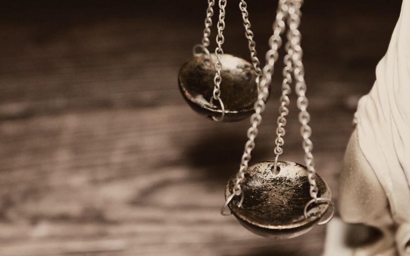 En este momento estás viendo Temis, Némesis y el Código Penal: Contrastes entre la justicia griega y la actual